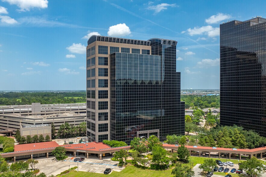 17001 Northchase Dr, Houston, TX à vendre - Photo du bâtiment - Image 2 de 37