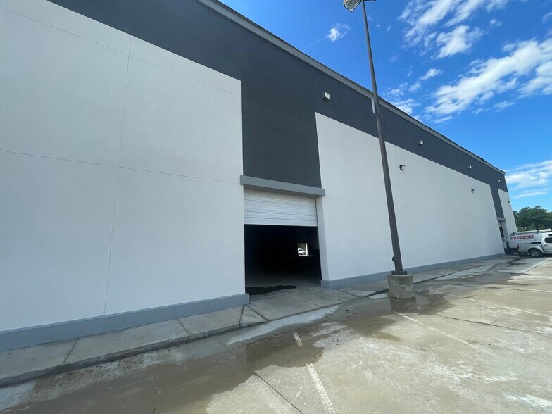 8221 Royal Ridge Pky, Irving, TX à louer - Photo du bâtiment - Image 3 de 17