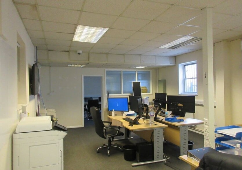 1A Devils Ln, Egham for lease - Interior Photo - Image 2 of 10