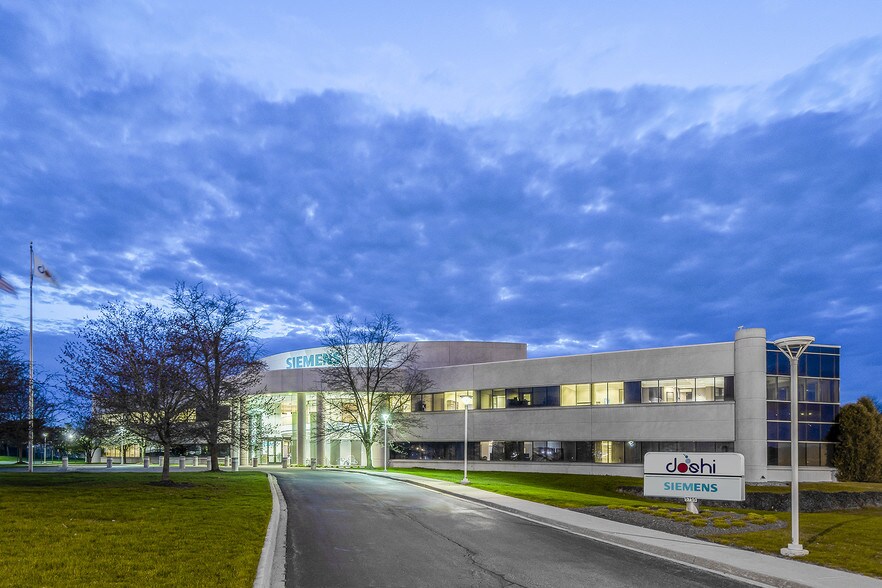 5755 New King Ct, Troy, MI à vendre - Photo du bâtiment - Image 2 de 16