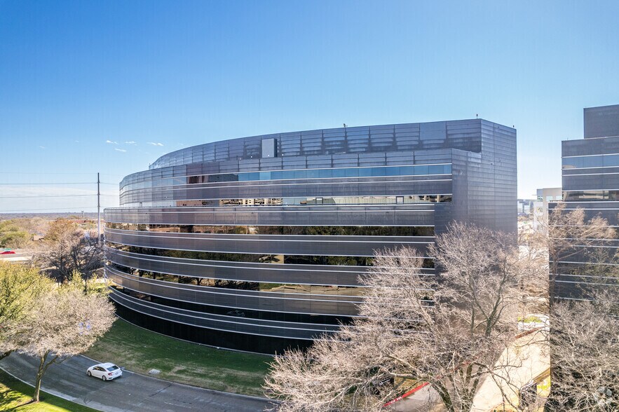5050 Quorum Dr, Dallas, TX à louer - Photo du bâtiment - Image 2 de 5