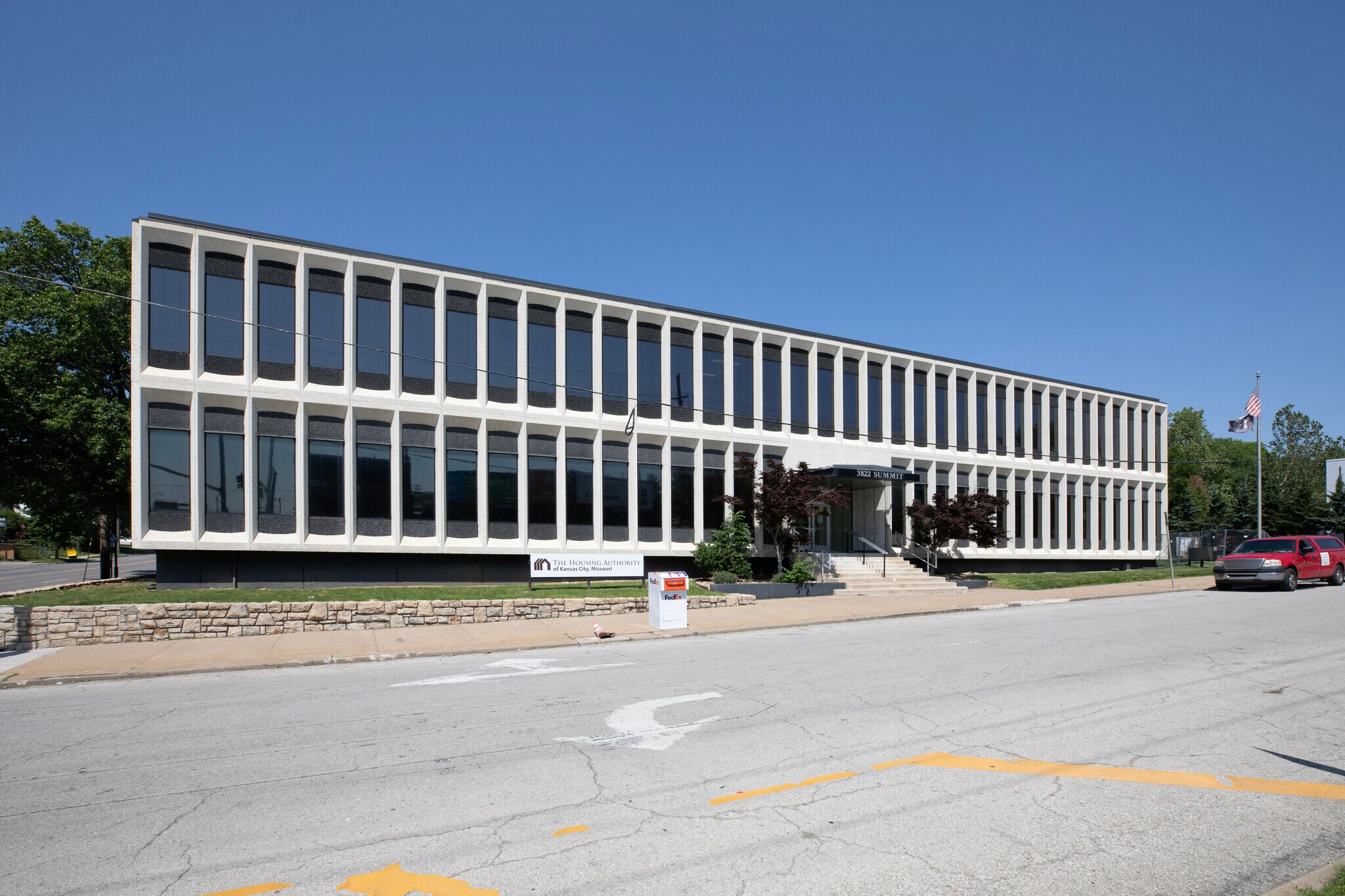 3822 Summit St, Kansas City, MO for sale Building Photo- Image 1 of 4