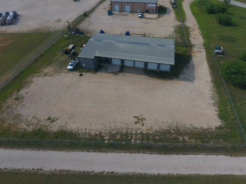 371 Corgey Rd, Pleasanton, TX à louer - Vidéo sur l’inscription commerciale - Image 2 de 18