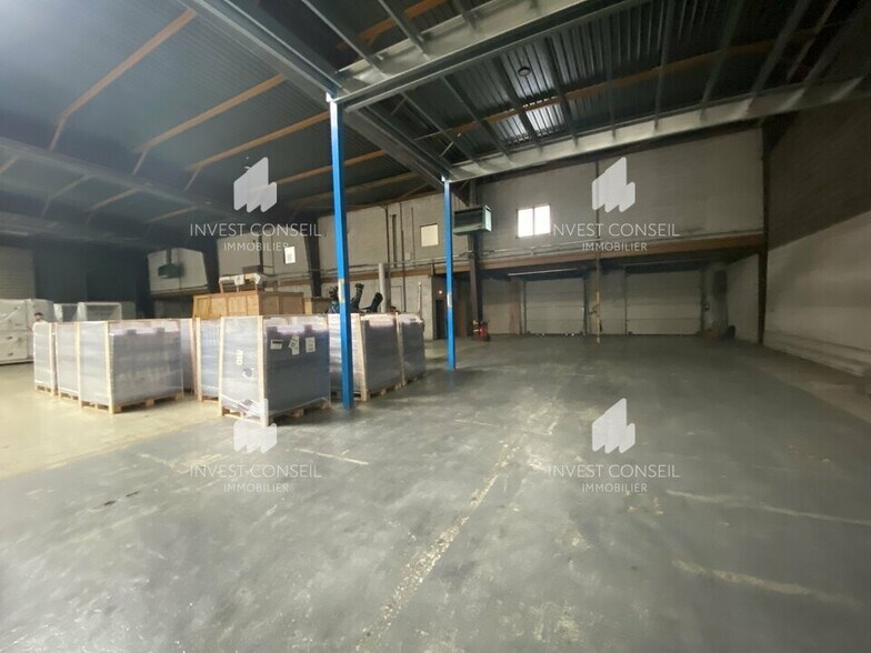 6 Rue Des Oziers, SAINT-OUEN-L'AUMONE for lease - Interior Photo - Image 2 of 11
