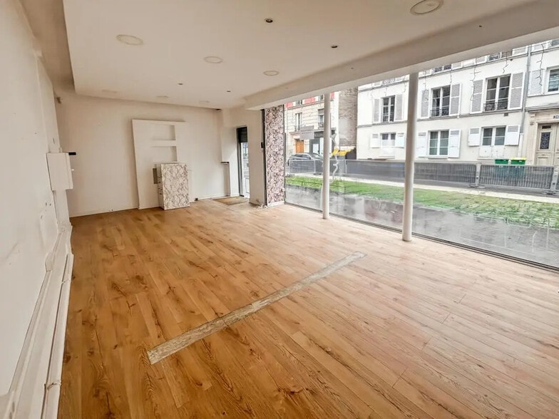 Retail in Paris for lease - Building Photo - Image 2 of 7