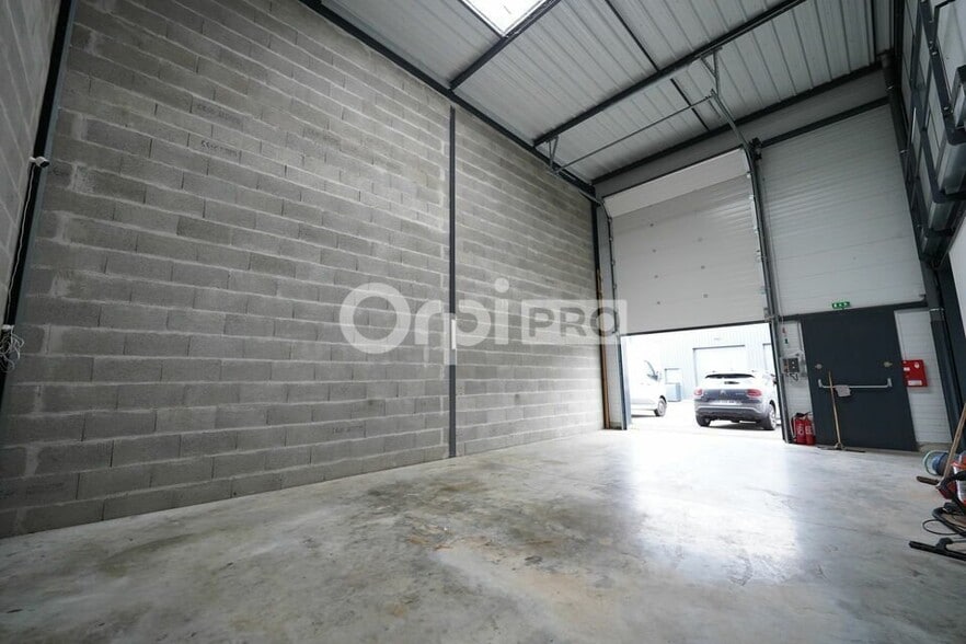 662 Rue Des Jonchères, Genay for lease - Interior Photo - Image 3 of 9
