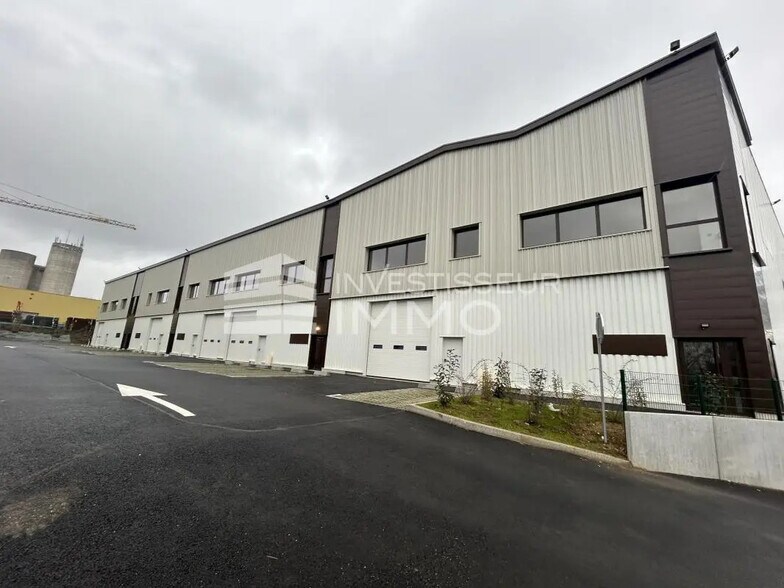 Bureau dans Osny à louer - Photo du bâtiment - Image 1 de 8