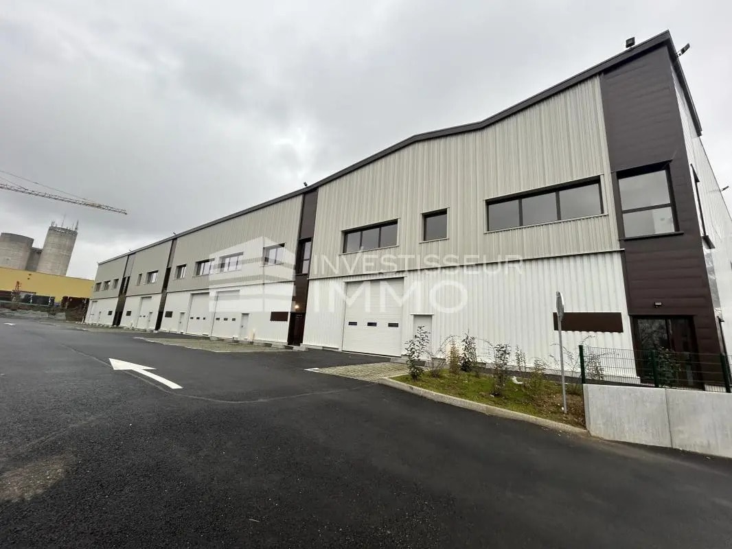 Office in Osny for lease Building Photo- Image 1 of 9