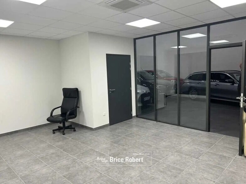 Bureau dans Chassieu à louer - Photo du bâtiment - Image 3 de 20