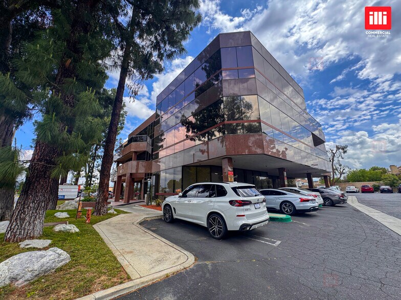 23734 Valencia Blvd, Valencia, CA à louer - Photo du bâtiment - Image 3 de 8