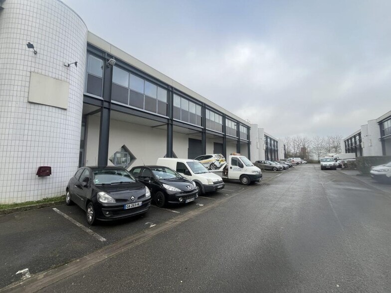 Industriel dans Élancourt à louer - Photo du bâtiment - Image 1 de 24