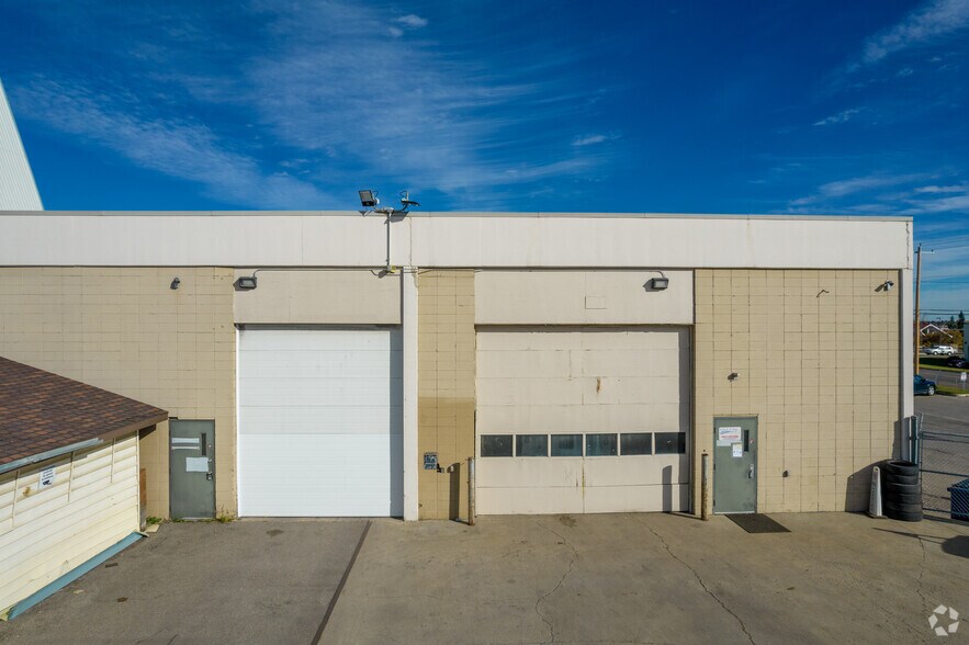 1415 28 St NE, Calgary, AB à louer - Photo du bâtiment - Image 2 de 9