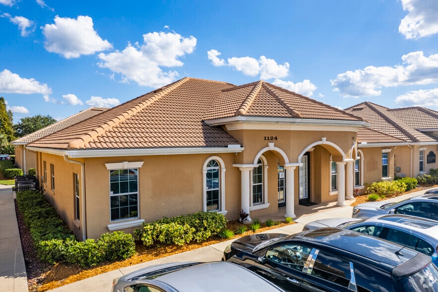 1104 Kyle Wood Ln, Brandon, FL for sale - Primary Photo - Image 1 of 21