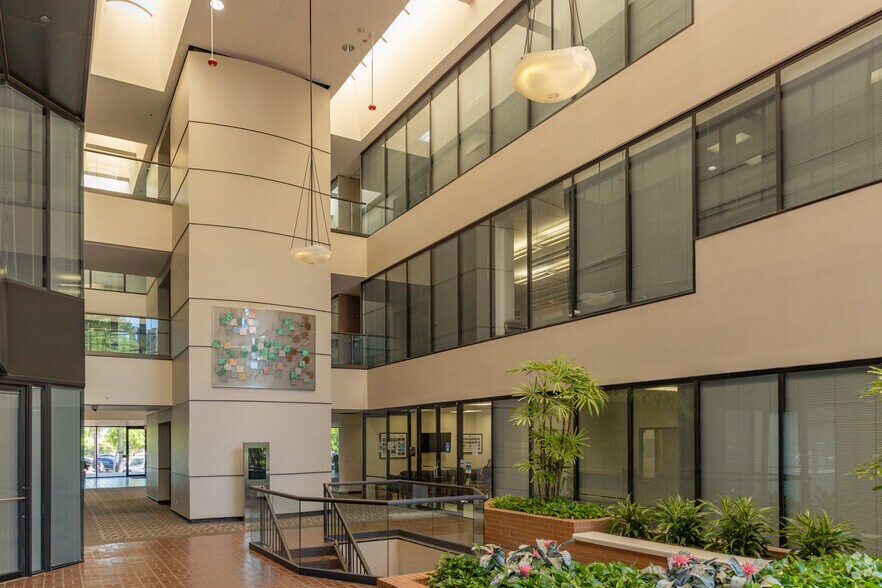 16801 Greenspoint Park, Houston, TX for lease - Lobby - Image 3 of 5