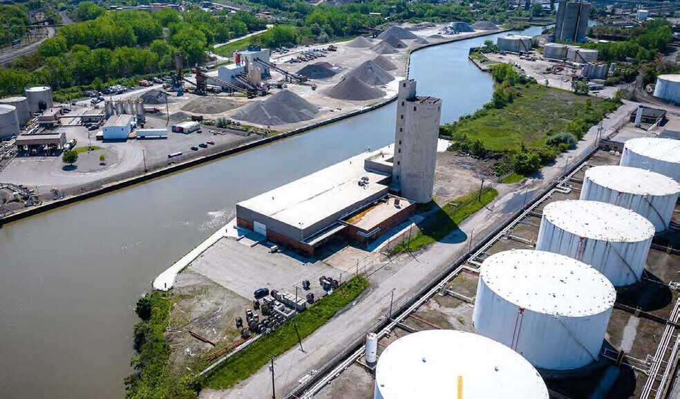 2195 Drydock St, Cleveland, OH à vendre - Photo du bâtiment - Image 2 de 5