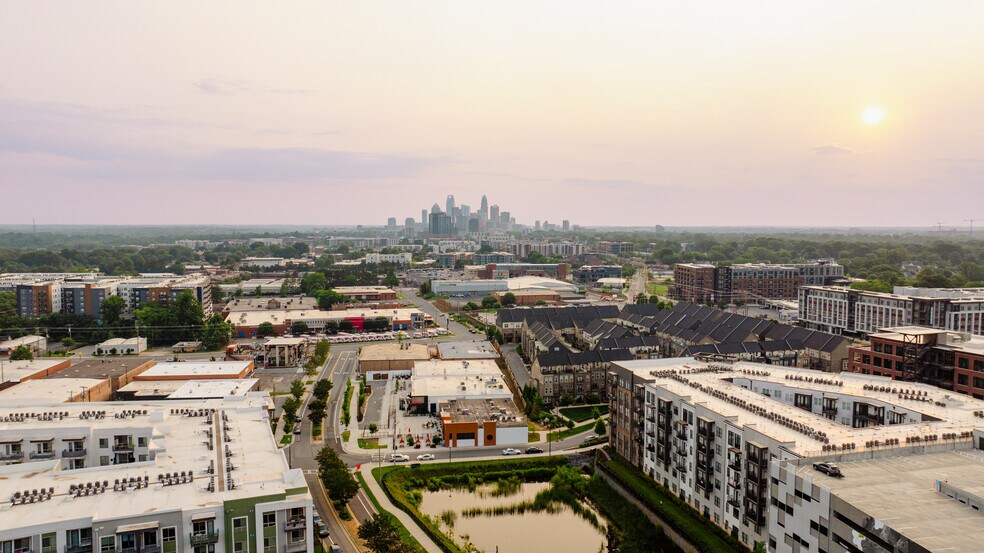 245 Clanton Rd, Charlotte, NC à louer - Photo du bâtiment - Image 2 de 8