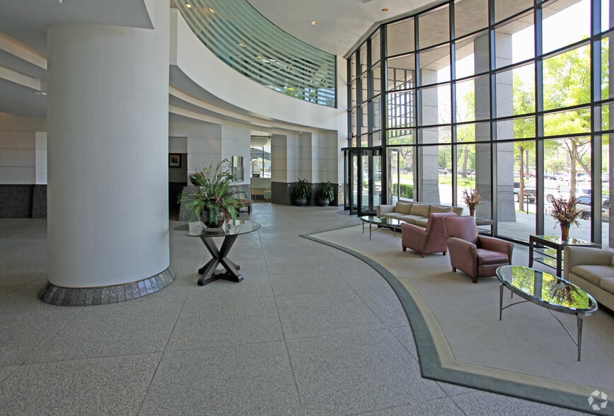 2828 Routh St, Dallas, TX à louer - Hall d’entrée - Image 2 de 5