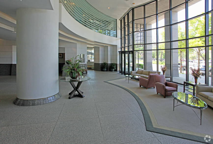 2828 Routh St, Dallas, TX for lease - Lobby - Image 2 of 5