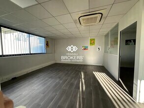 Flex in Le Mesnil-Amelot for lease Interior Photo- Image 2 of 8