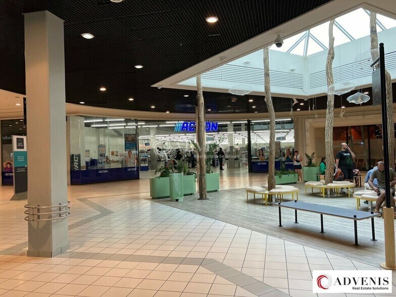 Retail in Lormont for lease - Lobby - Image 2 of 7