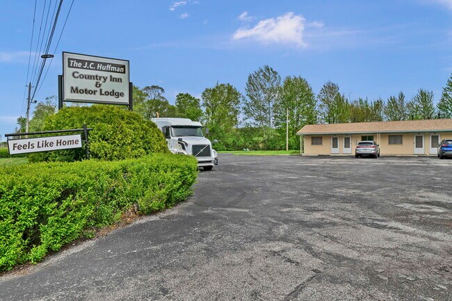 Plus de détails pour 44077 Oberlin Elyria Rd, Oberlin, OH - Services hôteliers à vendre