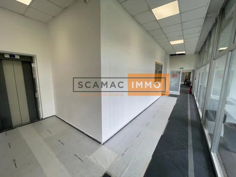 Office in Osny for lease - Interior Photo - Image 3 of 5