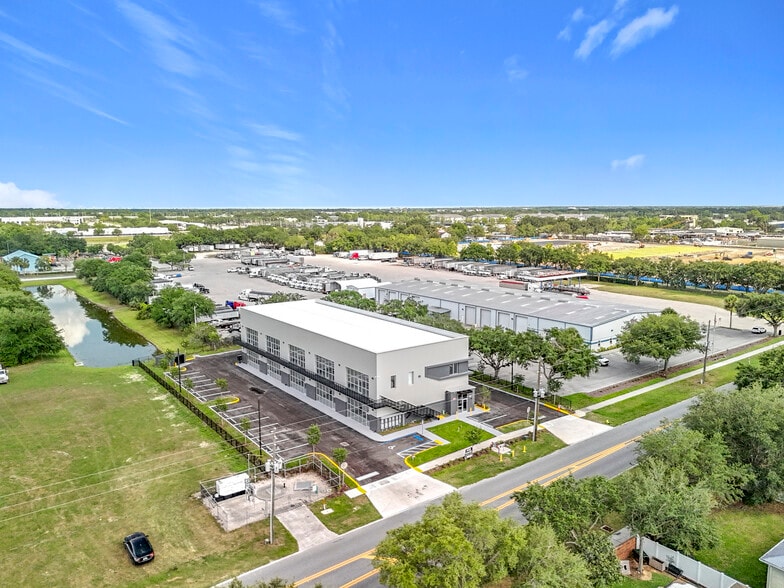 705 Hennis Rd, Winter Garden, FL for lease - Building Photo - Image 2 of 14