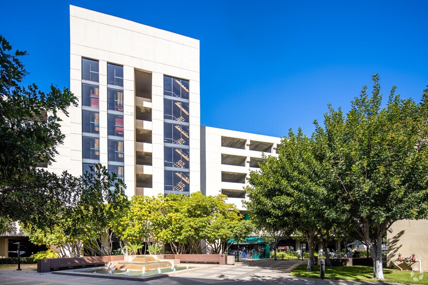 1040-1042 Elm Ave, Long Beach, CA for lease - Building Photo - Image 3 of 13