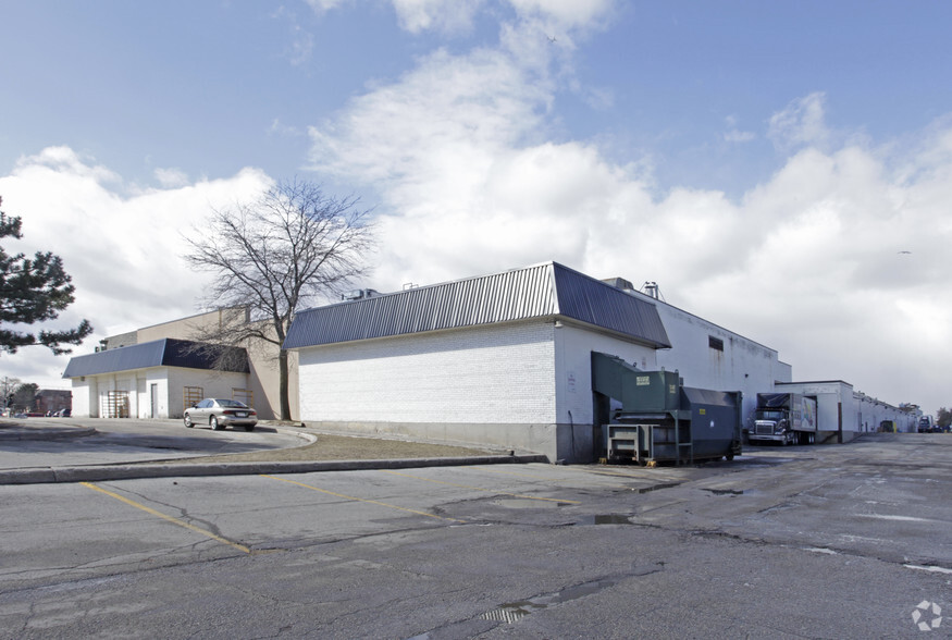 7205-7215 Goreway Dr, Mississauga, ON for lease - Building Photo - Image 3 of 23