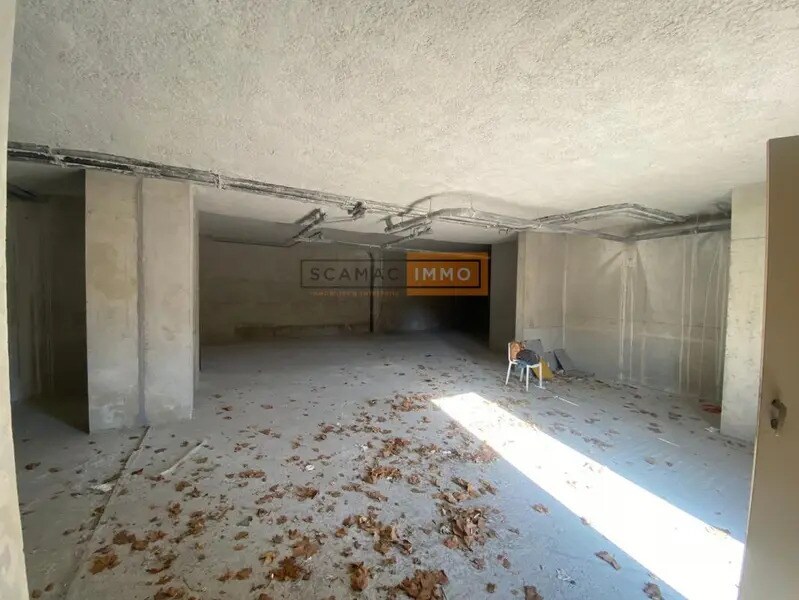 Retail in Toulon for lease Interior Photo- Image 1 of 6