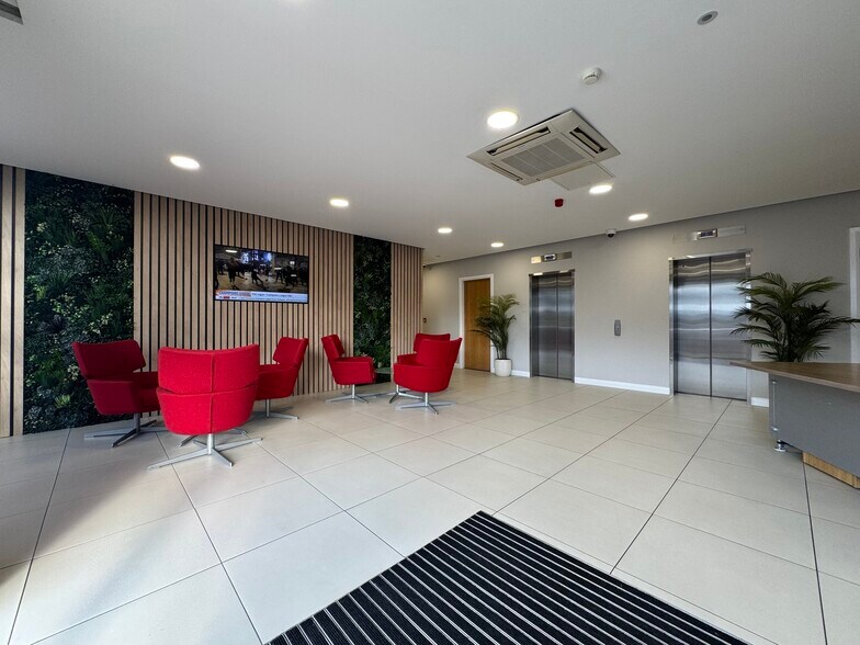 Queensway, Halesowen à louer - Photo du bâtiment - Image 3 de 17
