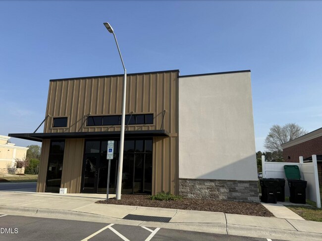 Plus de détails pour 627 Guy Rd, Clayton, NC - Bureau/Commerce de détail à louer