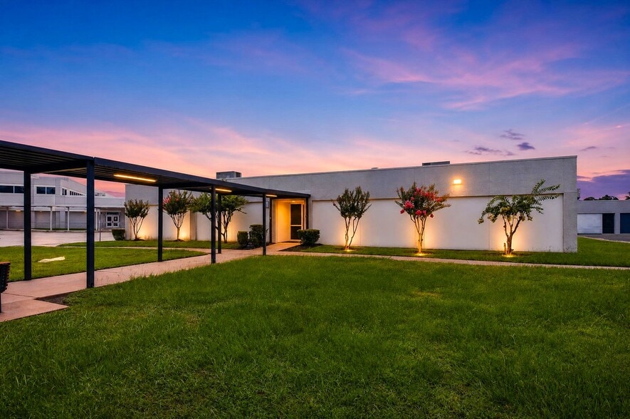 1610 James Bowie Dr, Baytown, TX for lease - Building Photo - Image 2 of 12