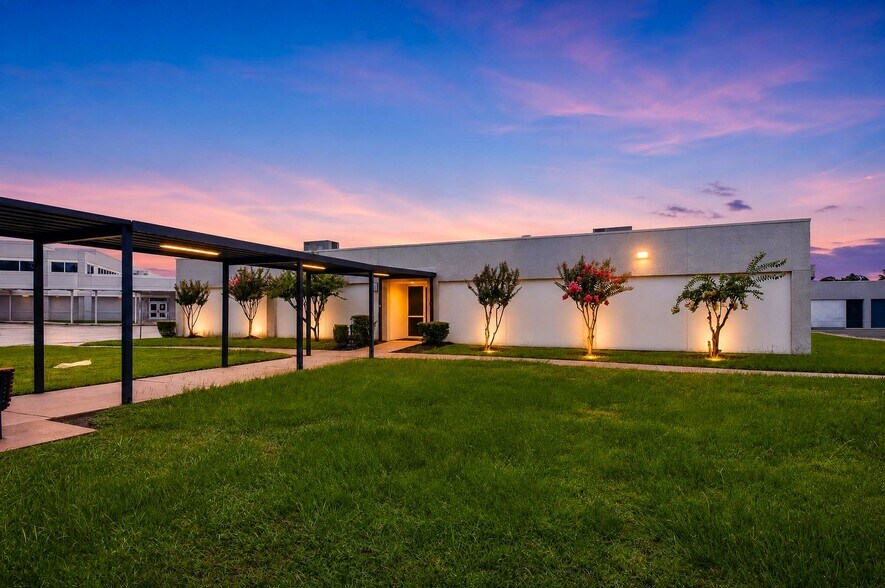 1610 James Bowie Dr, Baytown, TX à louer - Photo du bâtiment - Image 2 de 12