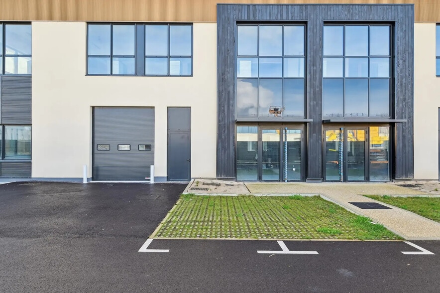 Flex dans Nanterre à louer - Photo du bâtiment - Image 1 de 7