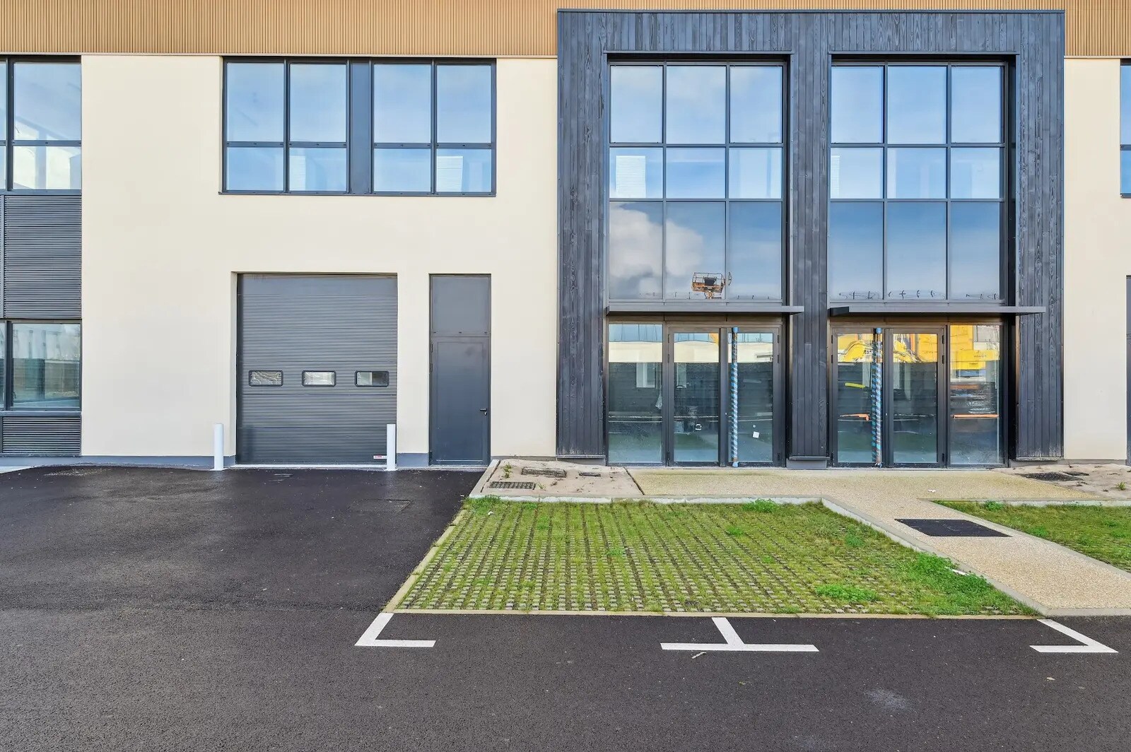 Flex in Nanterre for lease Building Photo- Image 1 of 8