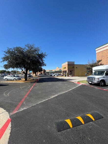 1515 Justin Rd, Lewisville, TX à louer - Photo du bâtiment - Image 3 de 12