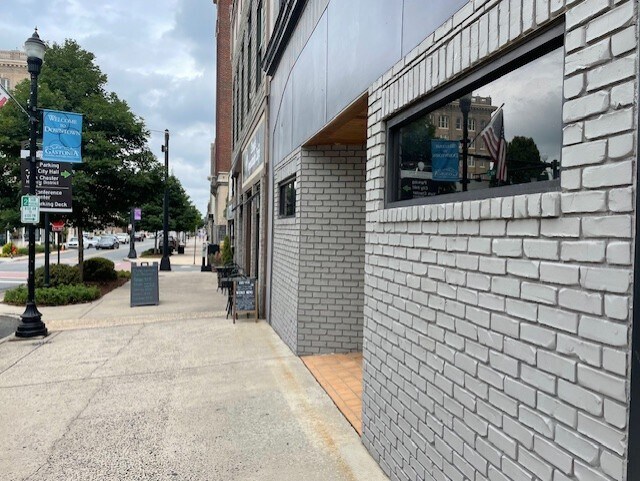 213 W Main Ave, Gastonia, NC à louer - Photo du bâtiment - Image 2 de 6