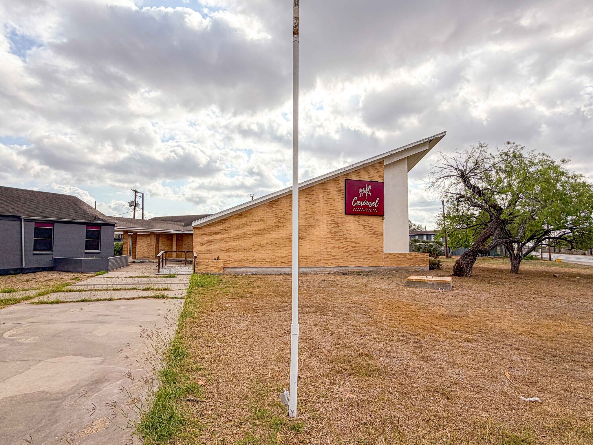 1120 E Sen Carlos Truan Blvd, Kingsville, TX à louer Photo du bâtiment- Image 1 de 20