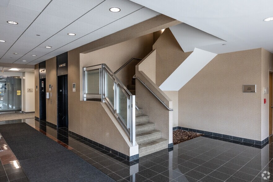 99 Cherry Hill Rd, Parsippany, NJ à vendre - Hall d’entrée - Image 2 de 7