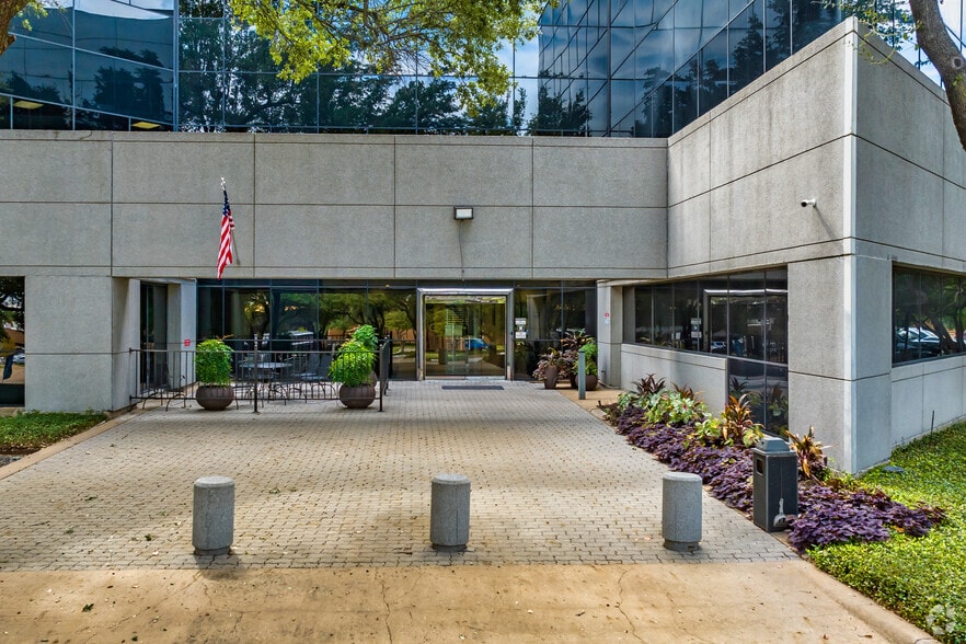 1651 N Collins Blvd, Richardson, TX for lease - Building Photo - Image 3 of 11