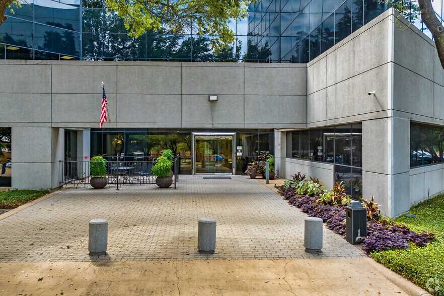 1651 N Collins Blvd, Richardson, TX à louer - Photo du bâtiment - Image 3 de 11