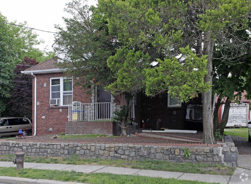 568 Villa Ave, Staten Island, NY à vendre - Photo du bâtiment - Image 2 de 2