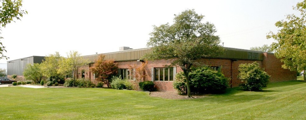 46001 Five Mile Rd, Plymouth, MI à louer - Photo du bâtiment - Image 2 de 5