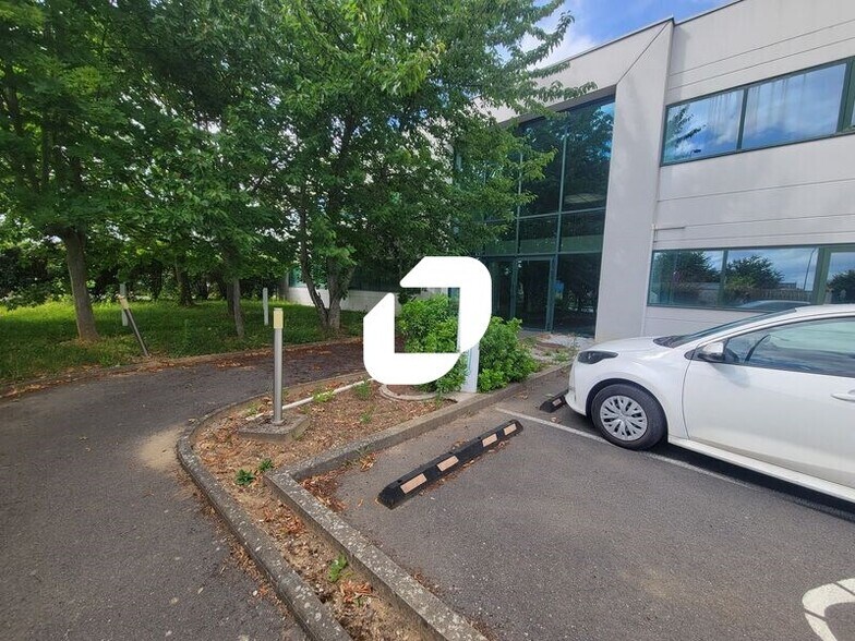 Office in Morangis for sale - Building Photo - Image 1 of 24