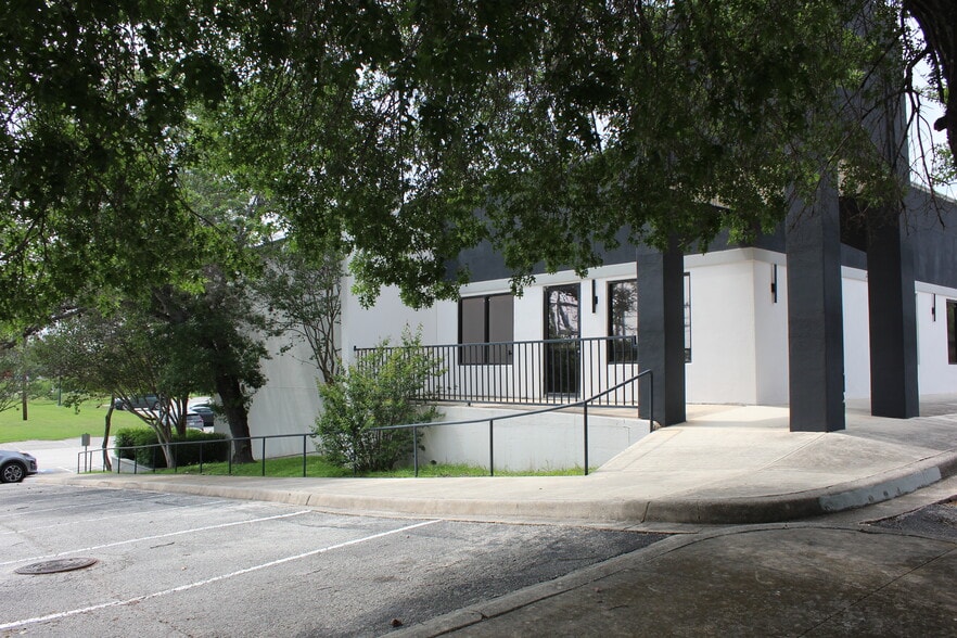 8637 Fredericksburg Rd, San Antonio, TX for lease - Building Photo - Image 3 of 11