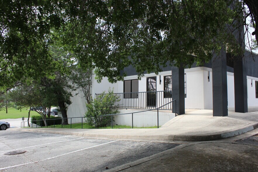 8637 Fredericksburg Rd, San Antonio, TX à louer - Photo du bâtiment - Image 3 de 11