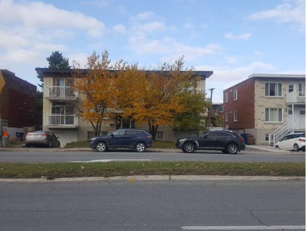 100 Boul Cartier O, Laval, QC for sale Primary Photo- Image 1 of 1