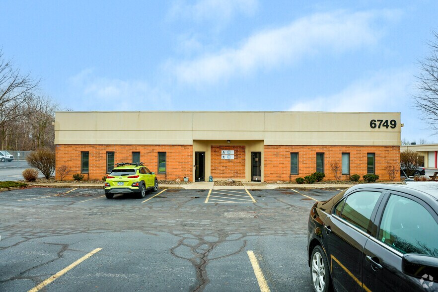 6749 Engle Rd, Middleburg Heights, OH à louer - Photo du bâtiment - Image 3 de 5