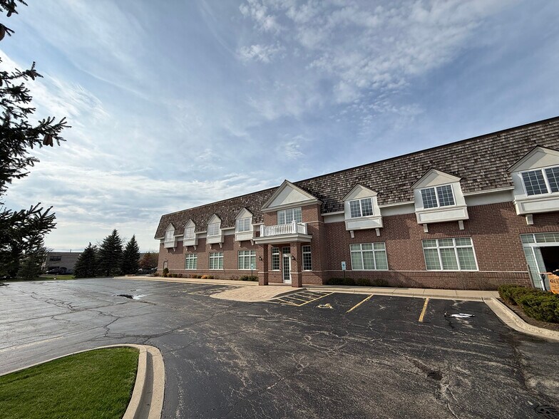 13700 W Irma Lee Ct, Lake Forest, IL à louer - Photo du bâtiment - Image 3 de 11